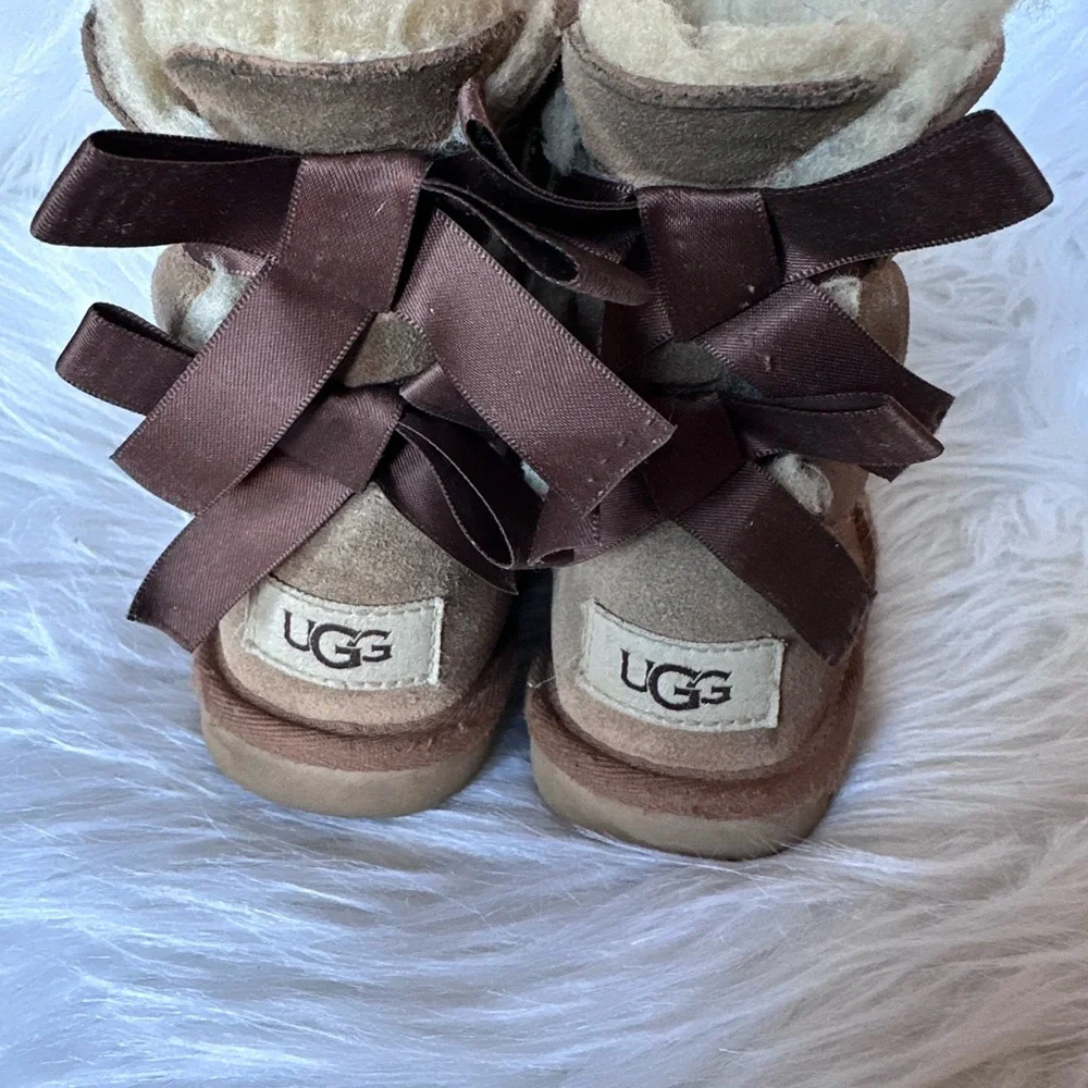 UGG Kids' Bailey Bow II‎ Swiftie Party Chestnut Boot Size 10